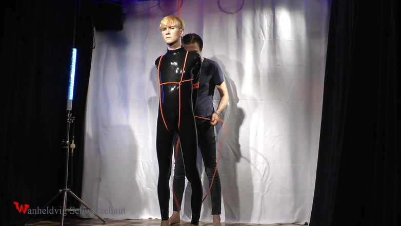 Wanheldvig: Nicky Latexová panenka gagged a provázaná