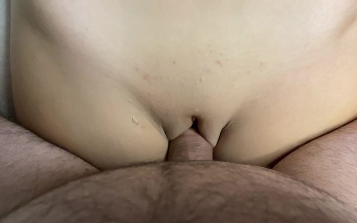 AnGelya G: Pik masturbatie op poesje, ging het binnen, klaarkomen op de...