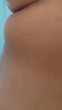 エッチな熟女が彼女の小さなセックスを聞く