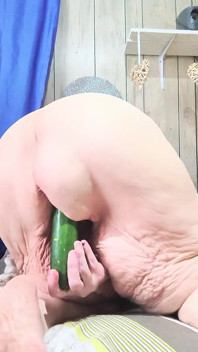 Una zucchina scopa e questa cagna arrapata viene