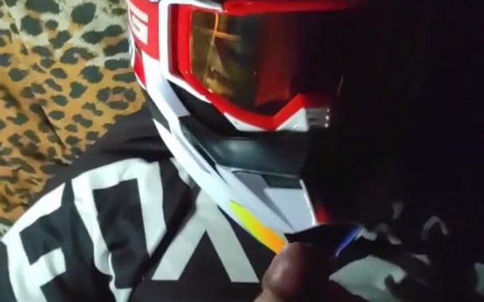 Sneakersmax98: L'ex ragazzo in Mxhelmet mi sega, sborra nella sua figa