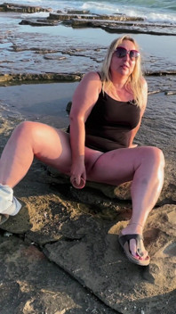 Lena Cox - plajda fışkırtarak mastürbasyon yapıyor