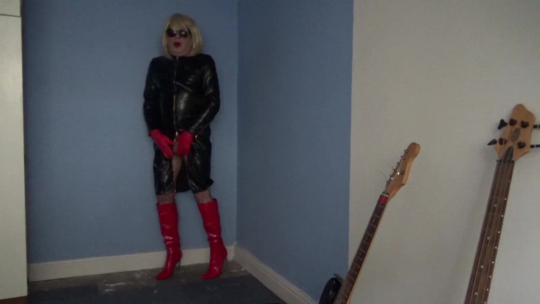 Leather Kirsten: Plus de cuir rouge et noir et de résille