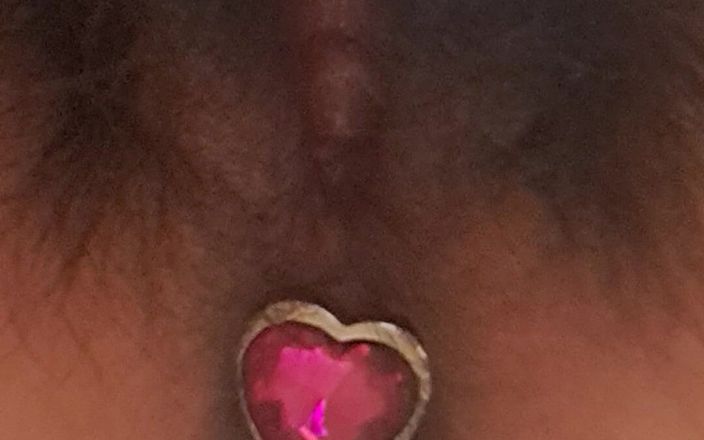 Mommy big hairy pussy: Анальна пробка, вид знизу