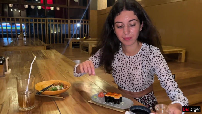 Dis Diger: Spuszczam się na twarz dziewczyny w barze Sushi i ona...