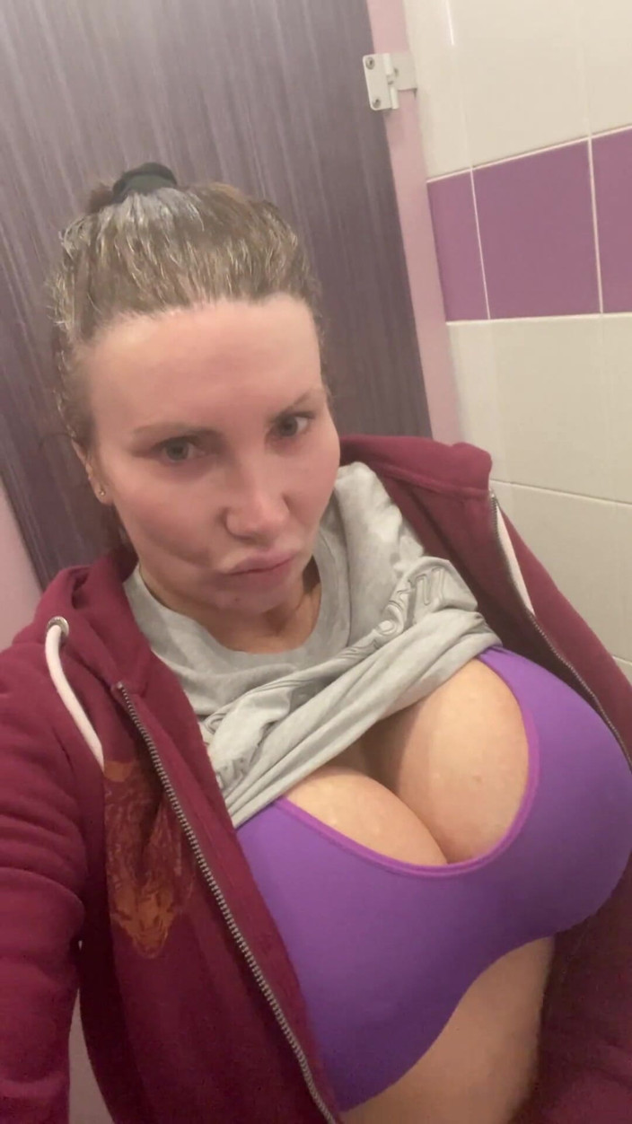 Sophie James: Risky Public Toilet Masturbation Pissing