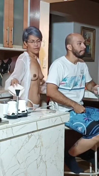 Milf stiefmoeder neukt haar stiefzoon als ze thuis zijn met stiefvader-porno in het Spaans