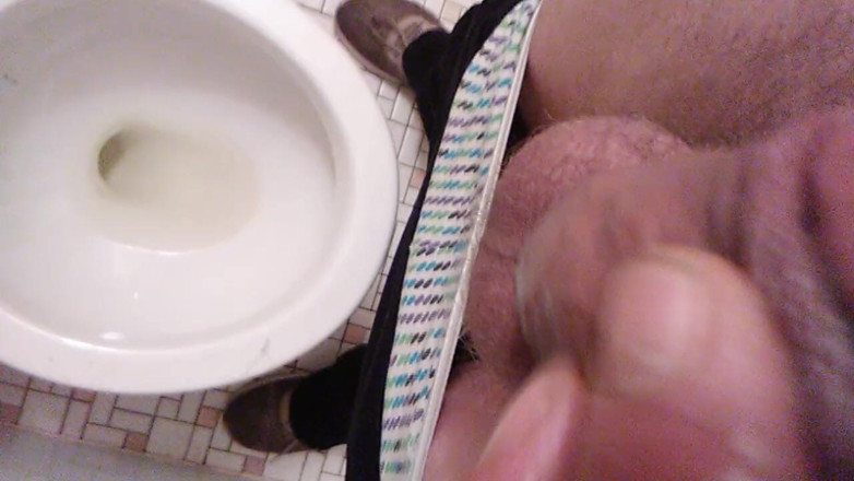 LilTaste: POV, une transgirl jouit devant la caméra en pissant sur...