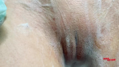 NicoleAndAlex: Elevă umedă în baie