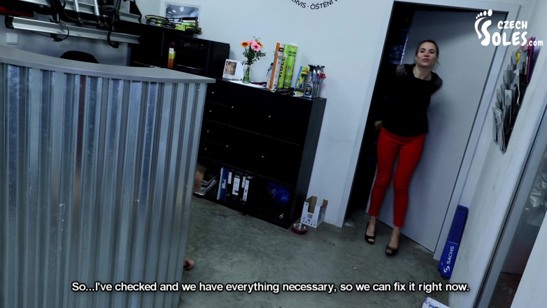 Czech Soles - foot fetish content: Candid pneu-servis uctívání dvojité nohy se sexy zákazníkem