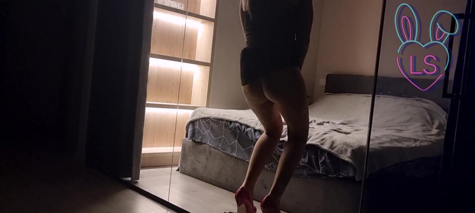 TheloveStory: 오르가즘을 위해 자위하고 남자를 유혹하는 하이힐을 신은 핫한 여자