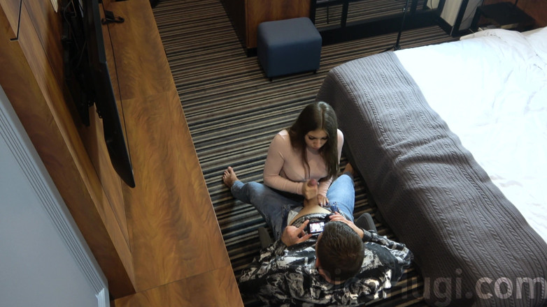 Rico Hugi: Der typ im hotel lädt heiße brünette ein, sex mit...