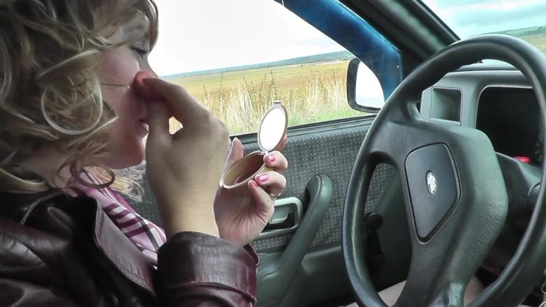 XXX-Platinum: Hermosa madrastra milf detenida en coche, se masturba el coño,...