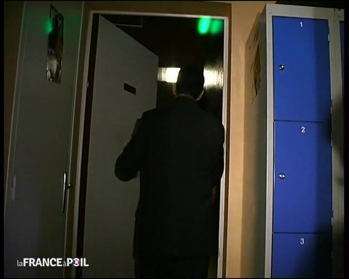 French Gonzo: Două brunete frumoase se întâlnesc în clubul de futut
