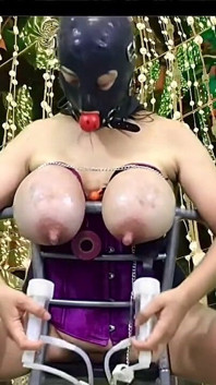La miLF hucow munge le sue mammelle in cam 4