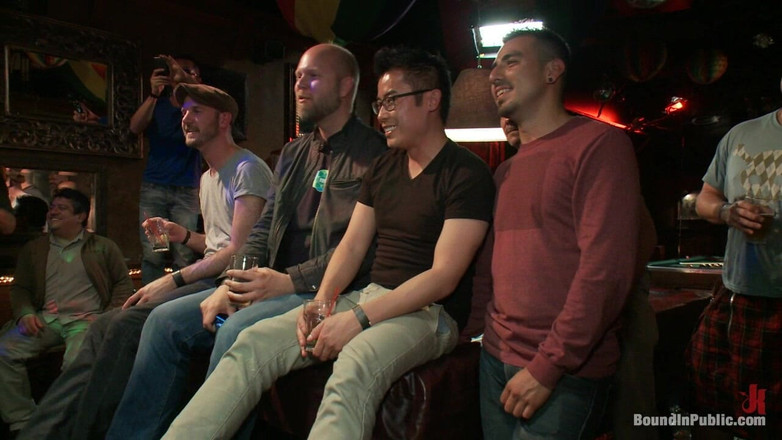 Bound in public: Lechtání Mučí roztrhaného hřebce v baru