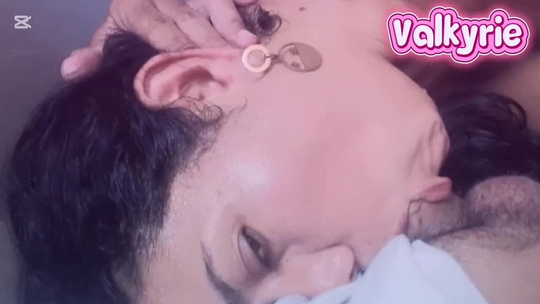 Valkyrieandluigy: Rondborstige vrouw diep in de keel