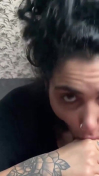 Tätowierte MILF entleert ex-freund mit schlampigem blowjob