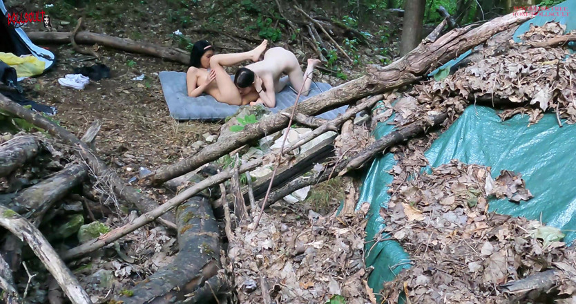 Dolls Cult: ガールフレンドと彼女の親友が森の中でセックスしているのを見つけました