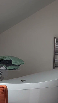 Nevěděla, že se kamera pořád točí: Rika Fane Teen natáčí v zákulisí spodního prádla