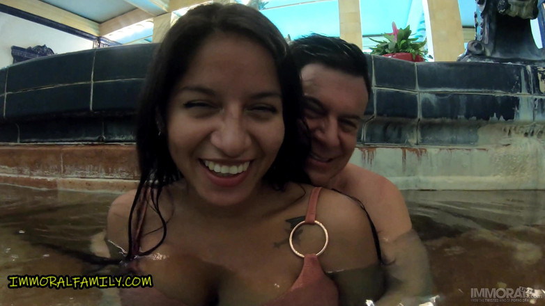 Immoral Family: Femeie latino cu țâțe uriașe în bikini roz Amy Amor futută în echipă și...