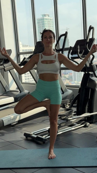 Yoga în pantaloni scurți strâmți și Top 4K