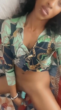 Sexy štíhlá ebenová s pěknými bradavkami brousí až do orgasmu