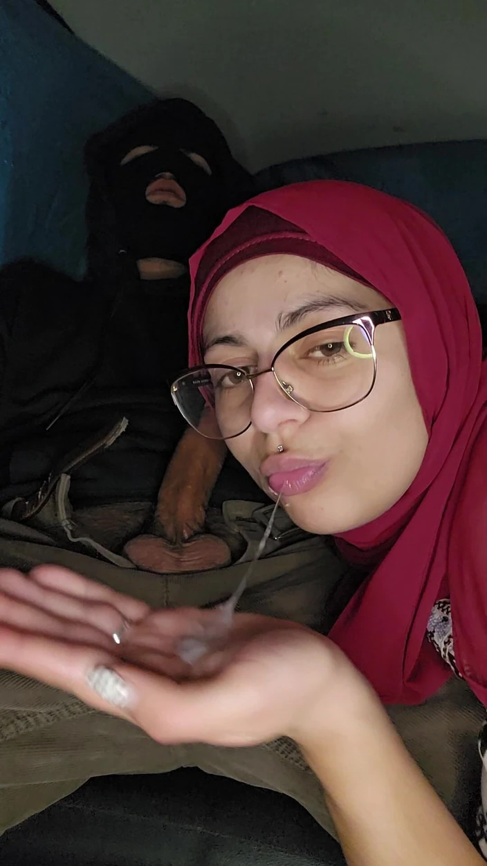 MiaNIqab: 11. Mia niqab istri arab penurut di dalam mobil