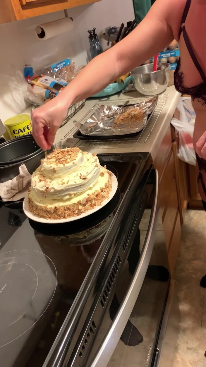 Farmers Wifey: ケーキを焼きながらおいしいクリームを舐め取る