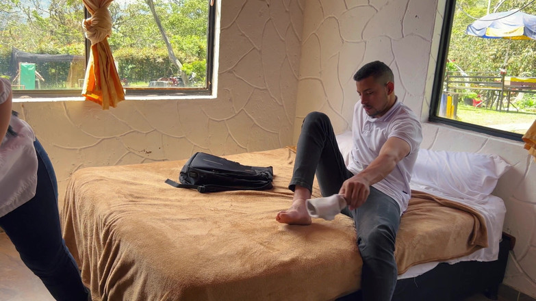 Anotonella-jones: 理学療法士が骨折した脚の治療をしてくれて、誘惑して彼女とセックスする