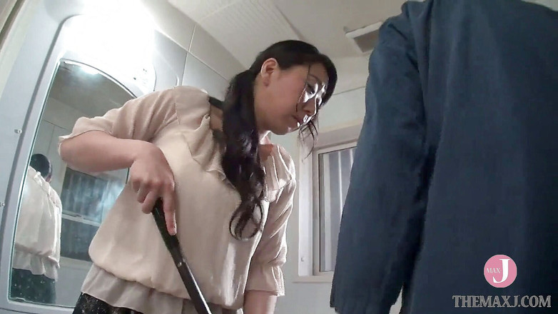 Celebrity Japan: Anche se resistesse, sarebbe stata duramente scopata con i fianchi.