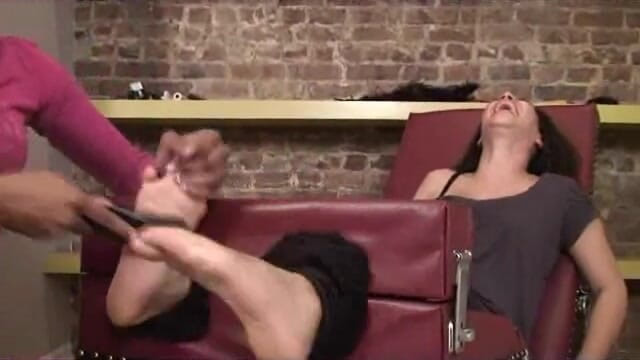 Princess Nikki's Tickling Fetish Sessions: ブラシはどこに