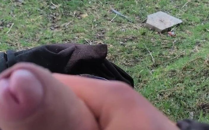 Charrterr: Mostrando o pau. Eu me masturbo ao ar livre enquanto...