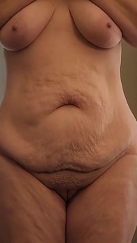 Sexy zralá dělá nahou jógu!