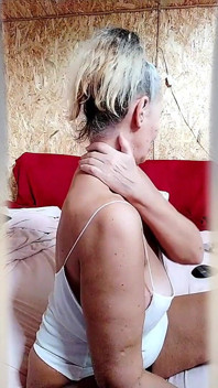 Heiße Hausfrau Lukerya Auf Einem Großen Bett