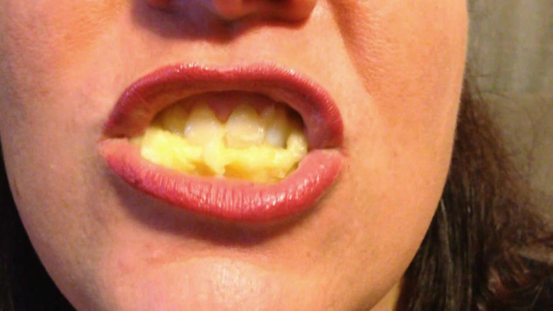 Lily Lipstixxx: Banán polyká, ne plive!