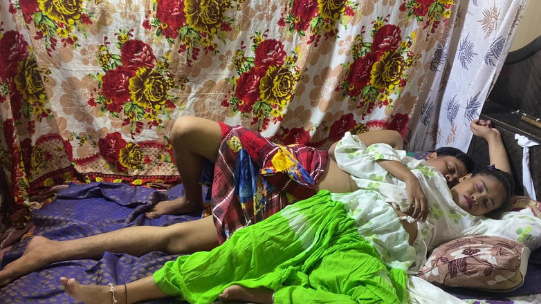 Hindi-Sex: Follando a una chica universitaria india real de 18 años