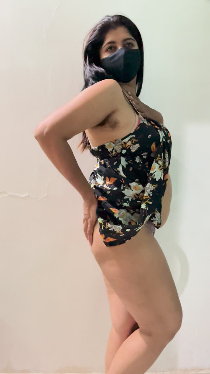Indiandesiriya: Matură sexy desi dolofană care se dezbracă de țâțe mari