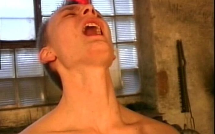 Gay vintage vibes: Похотливая мужская позывная игра No3