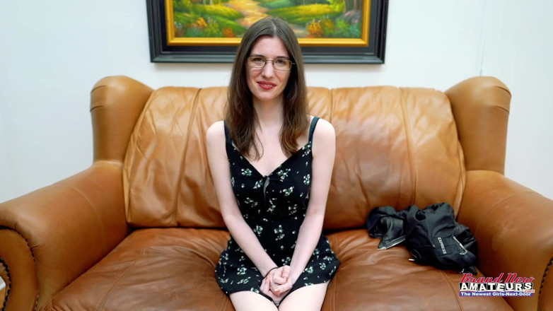Brand New Amateurs: Část 1 ze 2 submisivní podivná MILFka se svléká před kamerou, saje...