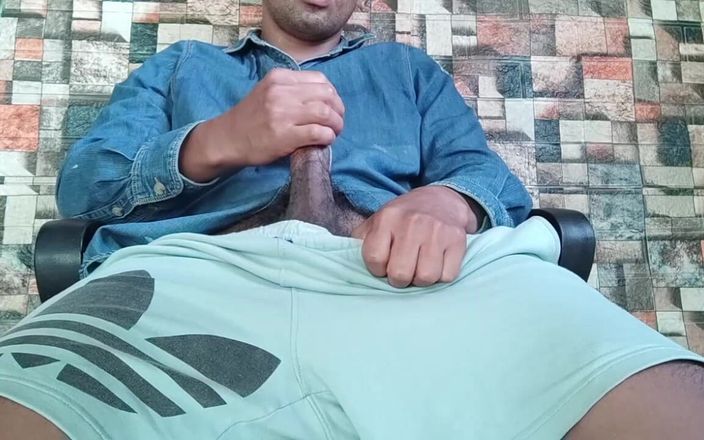 Hornyboy2058: Masturbándose en pantalones cortos apretados - 2 ángulos de cámara, gemidos reales, final...