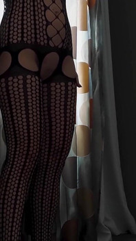 Matură sexy incitantă în lenjerie senzuală, fără pubis care își prezintă pizda rasă, țâțele și curul