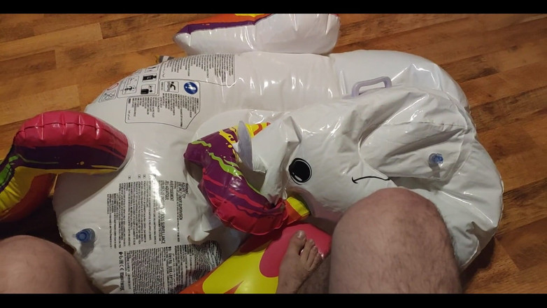 Floatie Boy: Gonfiando il mio unicorno gonfiabile con i miei piedi