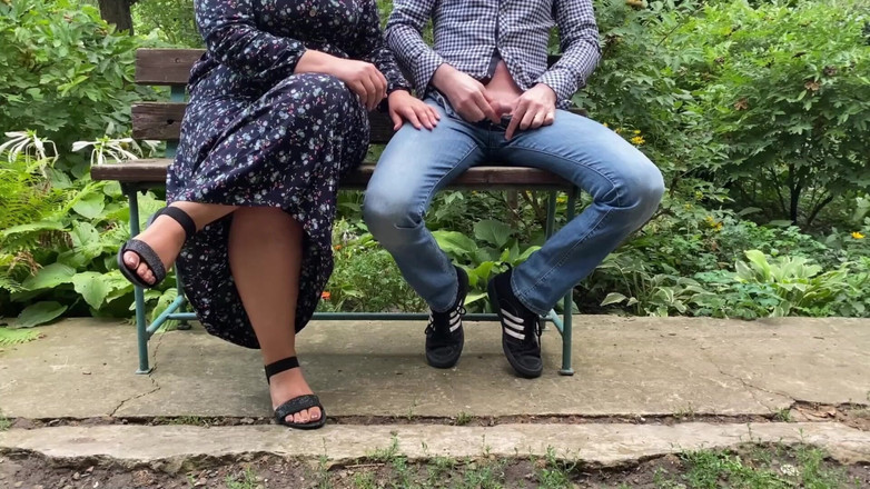 OurFetishLife: 是的，射在我身上！我喜欢热辣精液的感觉！