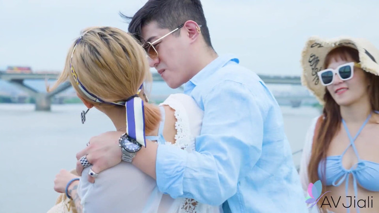 AV Jiali: Jin and Her Friends Take a Boat Ride and She...