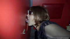 Tranny 4 cock: Elle suce beaucoup de bites au gloryhole - partie 2
