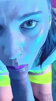 Awek transeksual Emma Ink Menggulung batang besar dan merintih kuat
