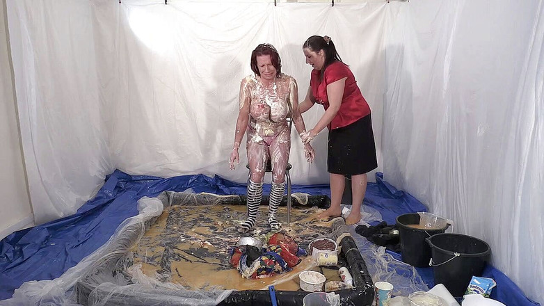 Gunked up girls: Zlobivá hostitelka Faye Rampton vystříkaná