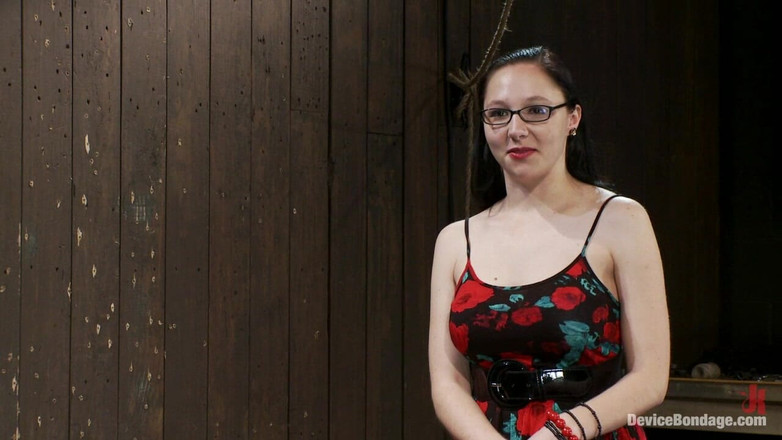 Kink: Maggie Mayhem Cur agățat și futut în pizdă
