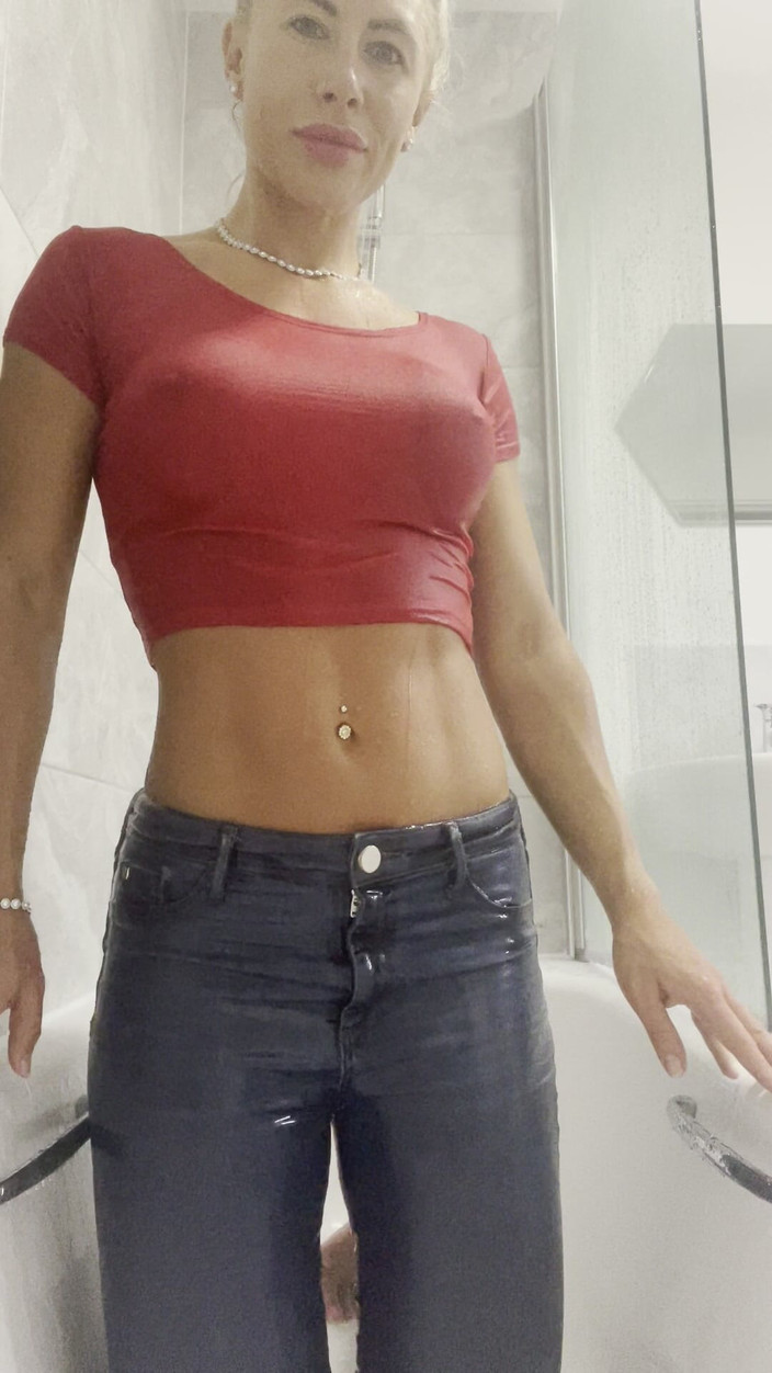 CALLIE ROKS: Muskel posierende abs, nasse, dampfende dusche, nasses t-shirt